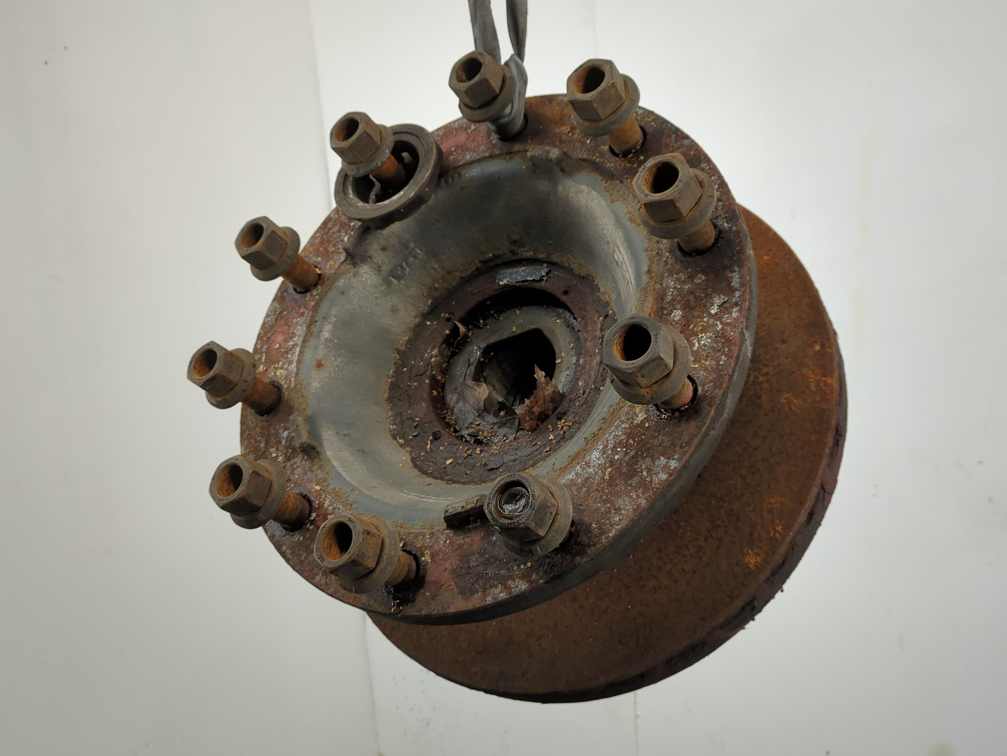 Кулак поворотный передний левый