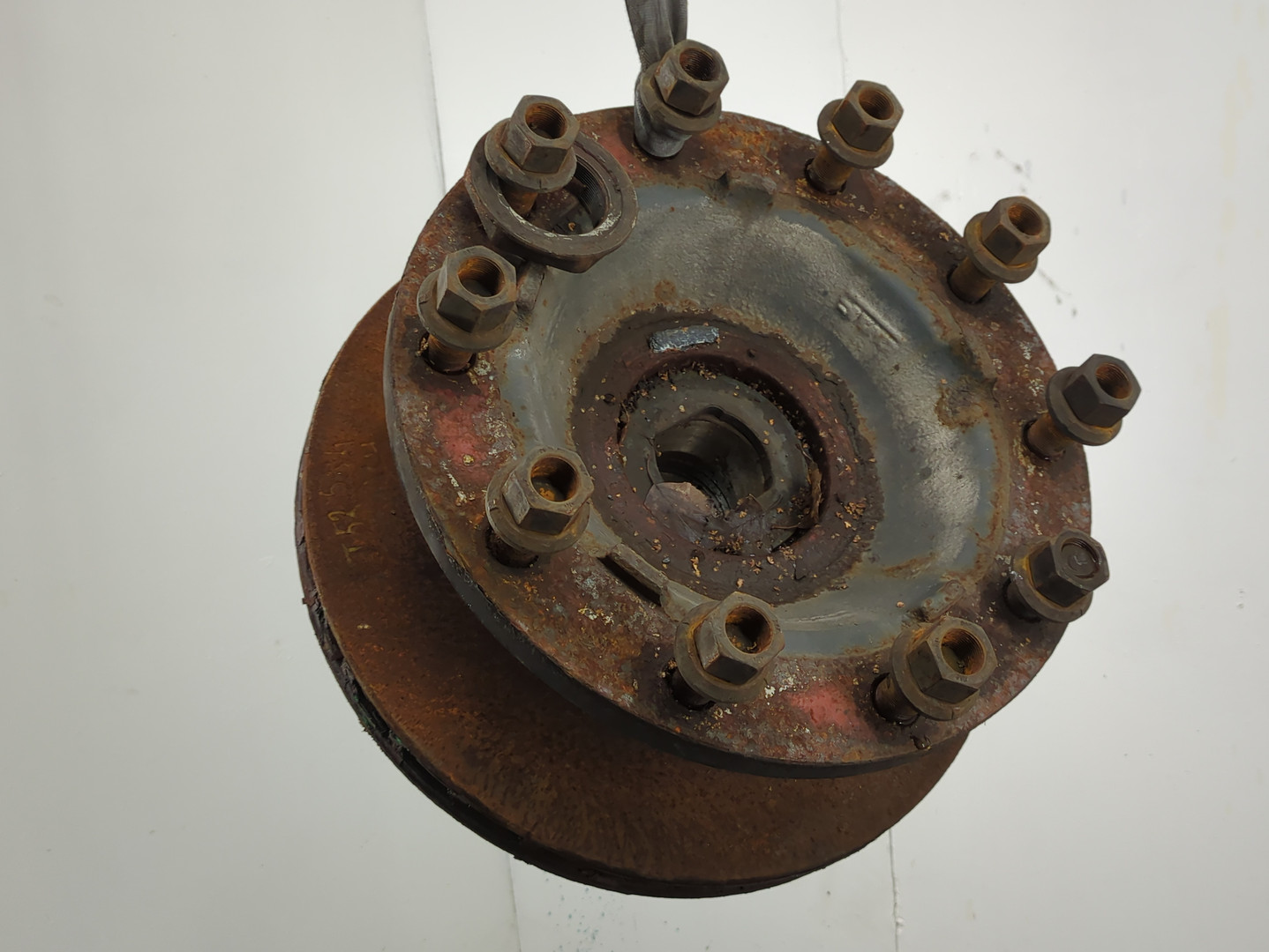 Кулак поворотный передний левый