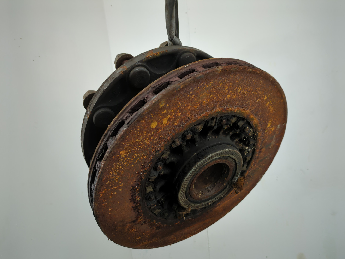 Кулак поворотный передний левый