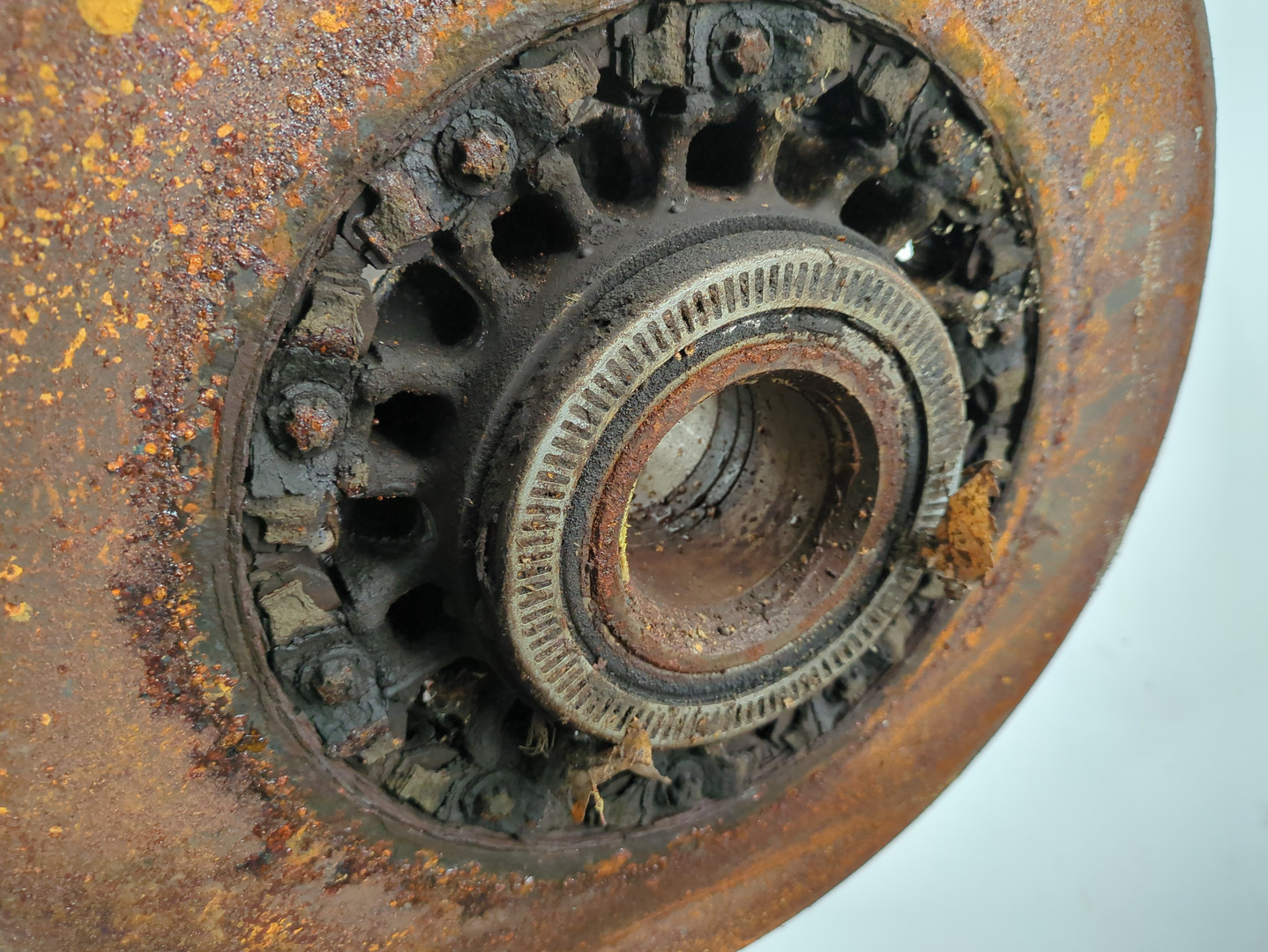 Кулак поворотный передний левый