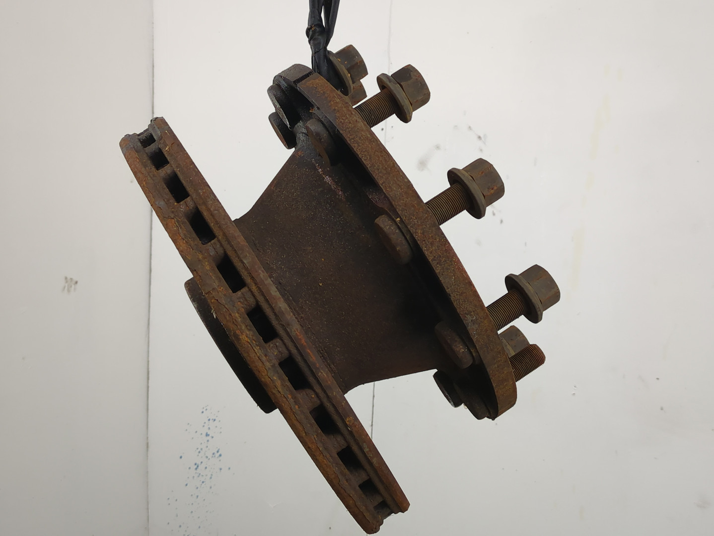 Кулак поворотный передний правый