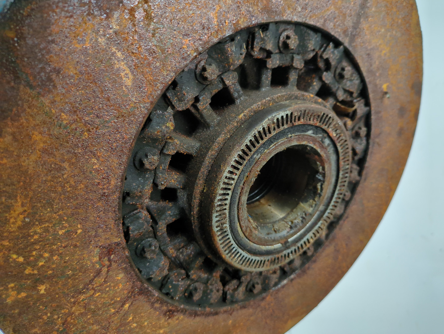 Кулак поворотный передний правый