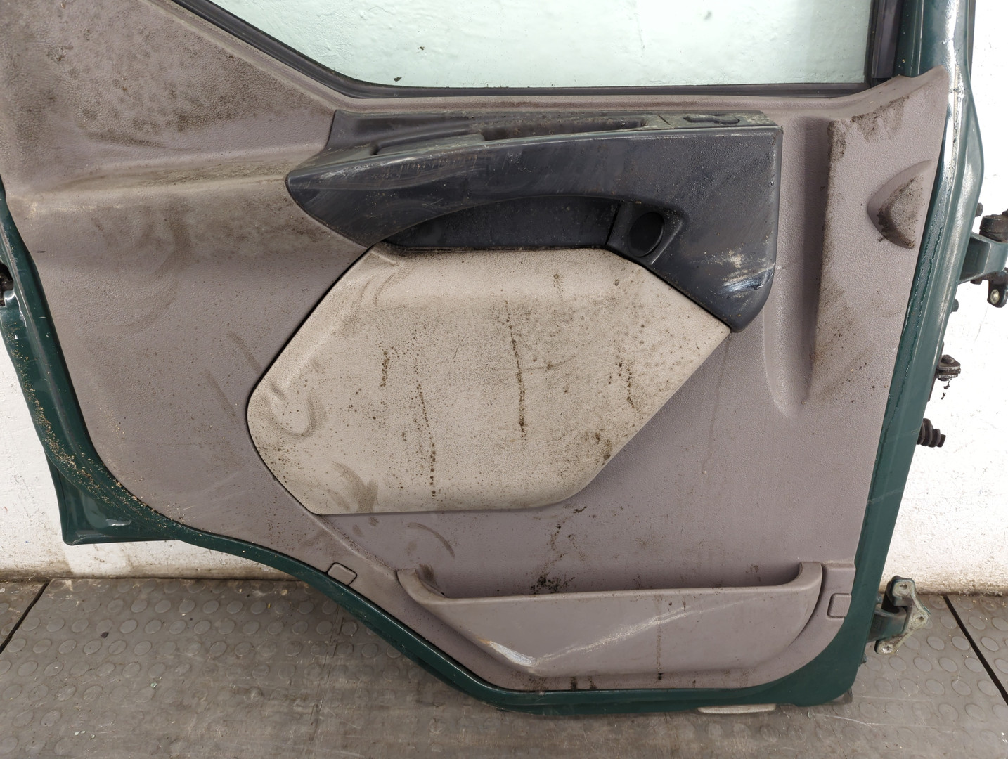 Дверь передняя левая