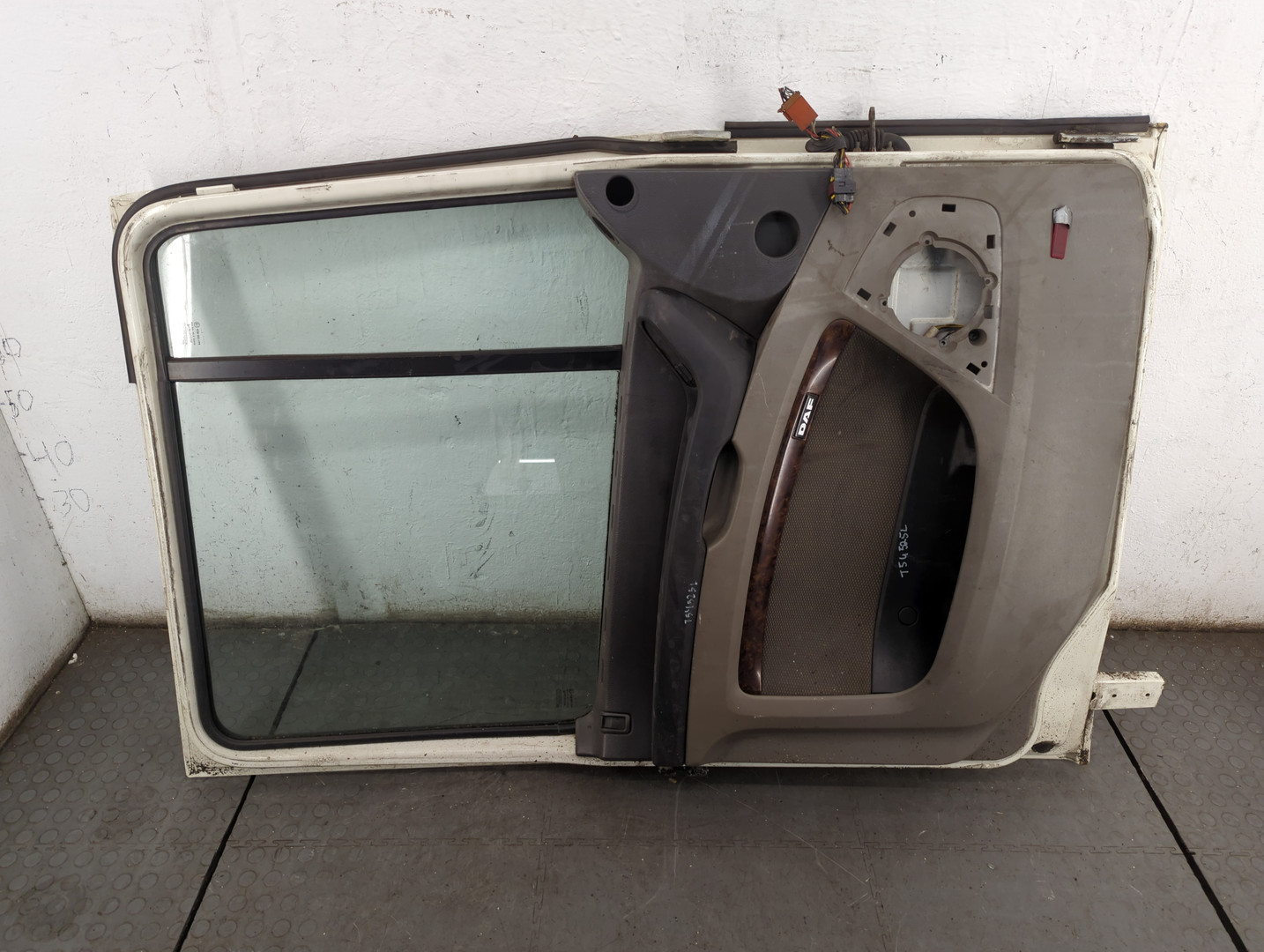 Дверь передняя левая