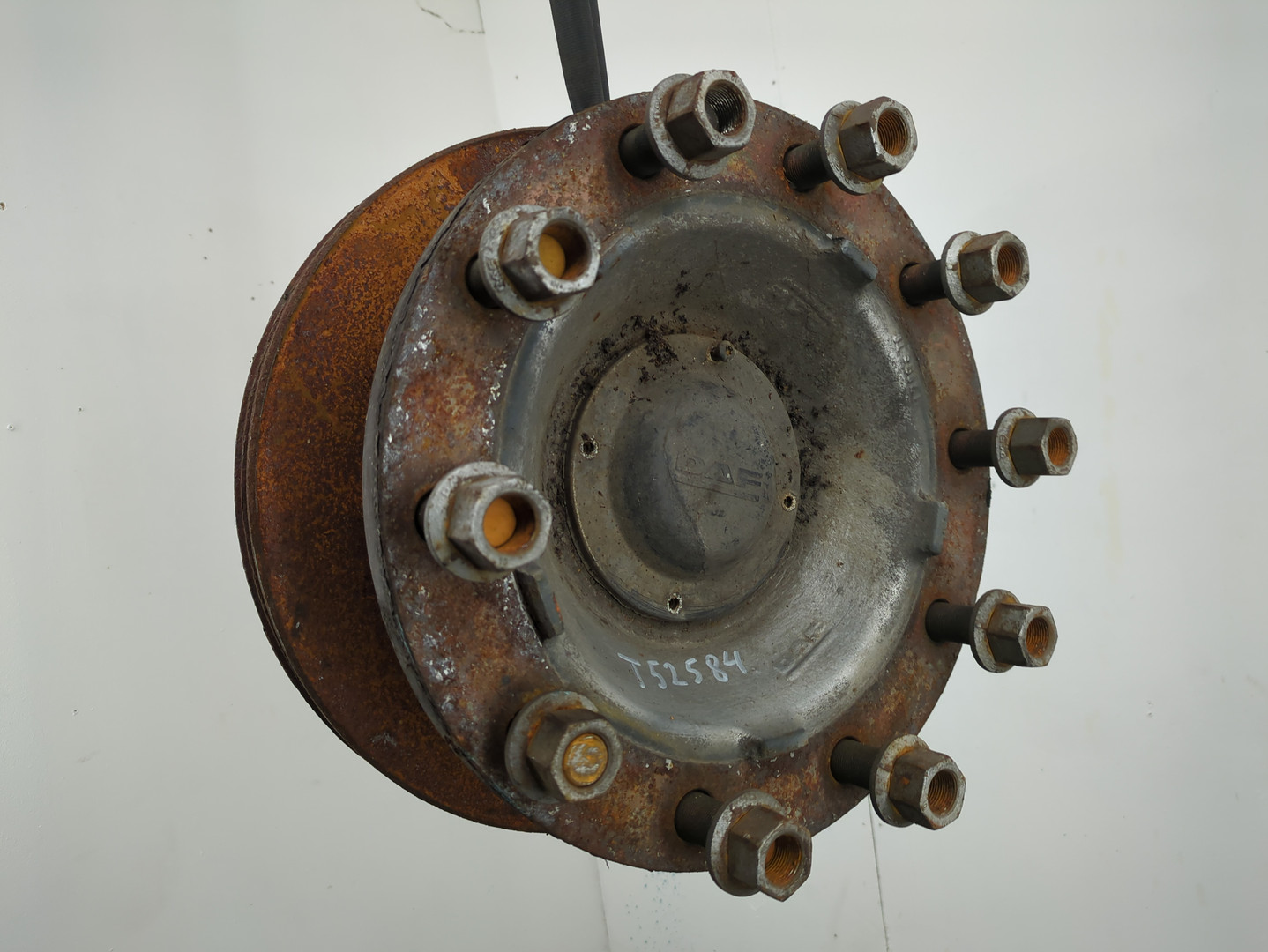 Кулак поворотный передний правый