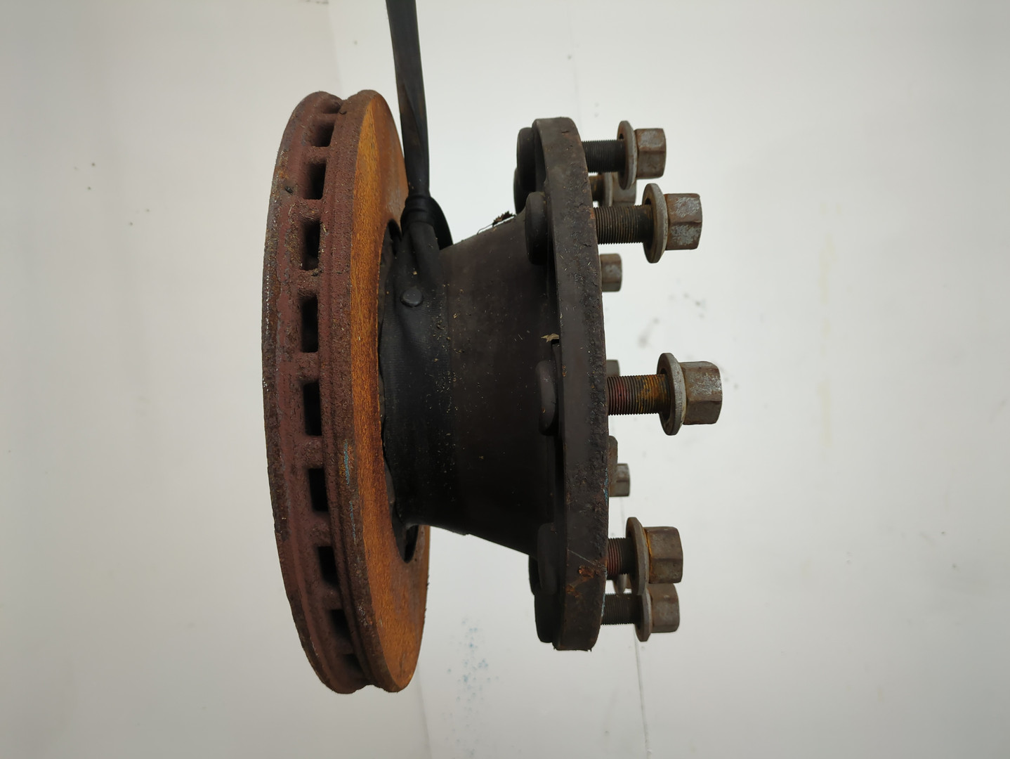 Кулак поворотный передний правый