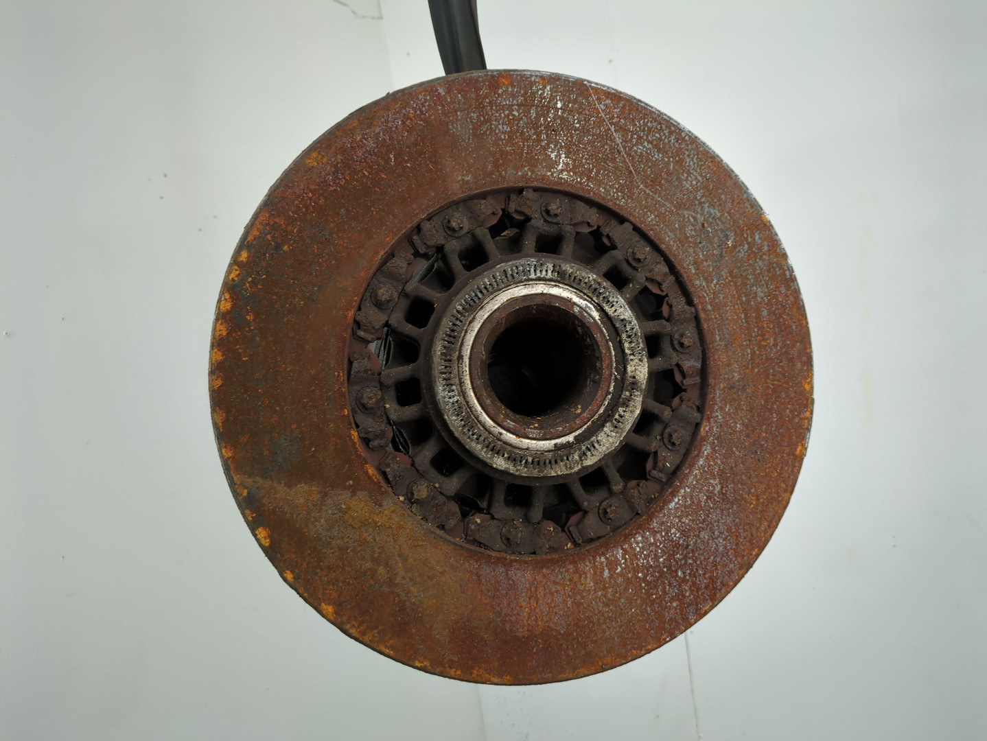 Кулак поворотный передний правый