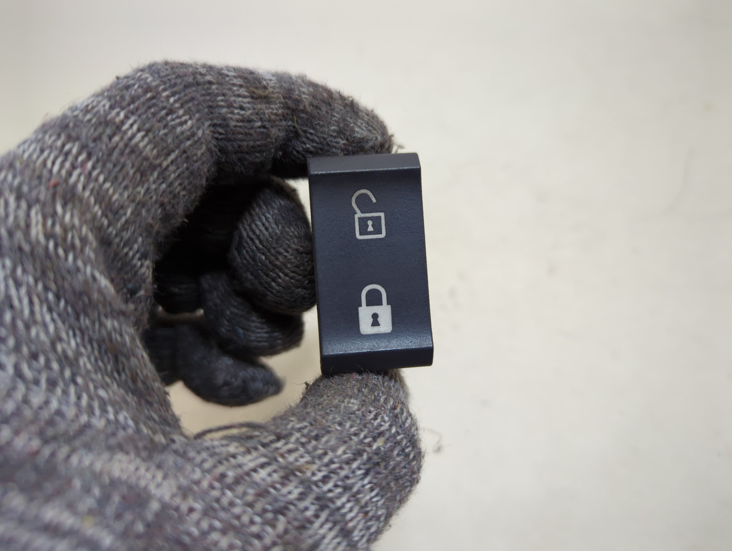 Кнопка открывания двери