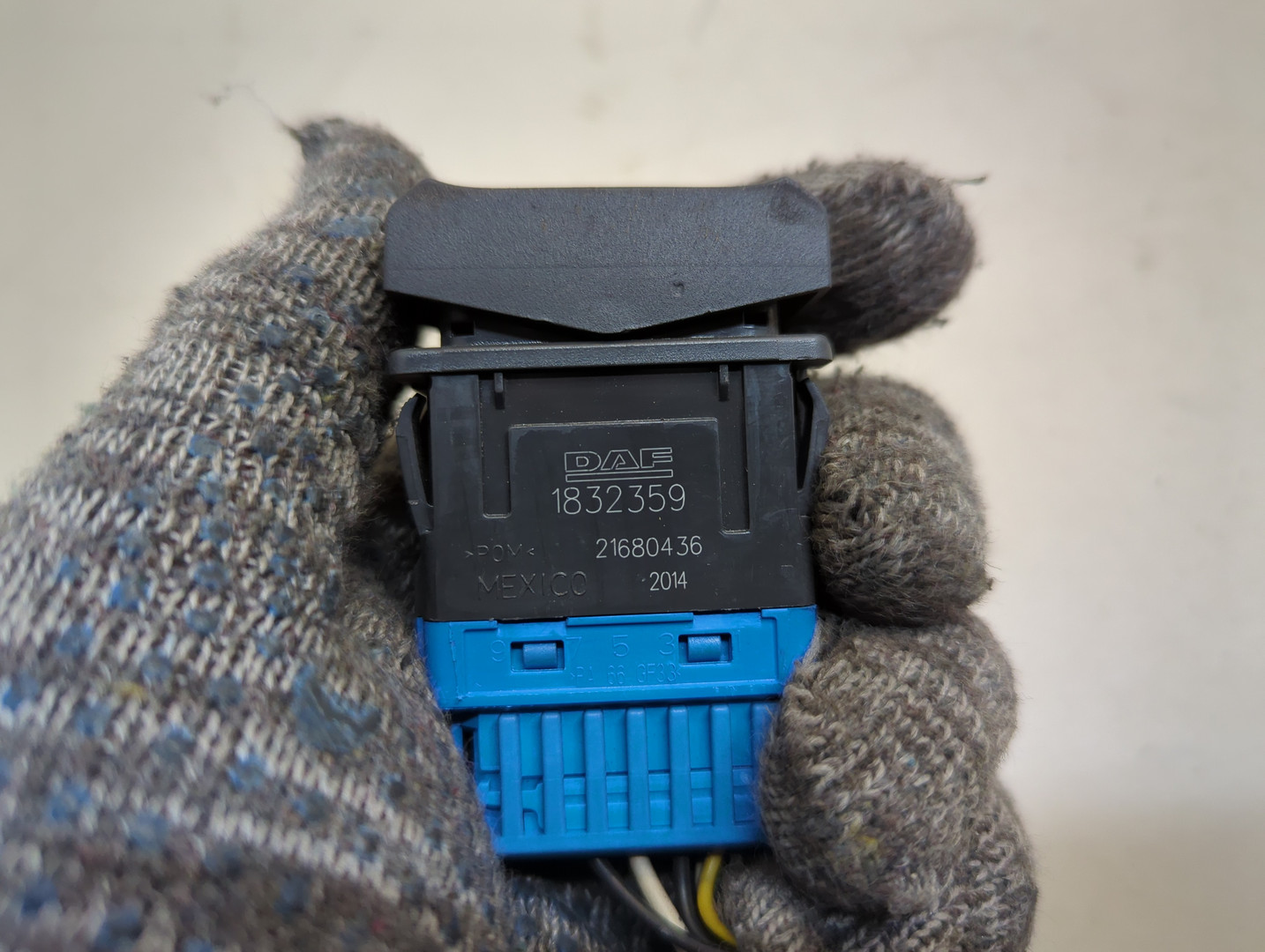 Кнопка открывания двери