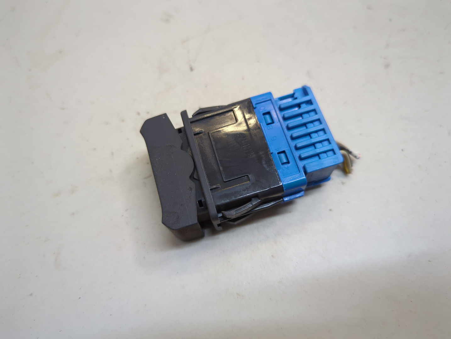 Кнопка открывания двери