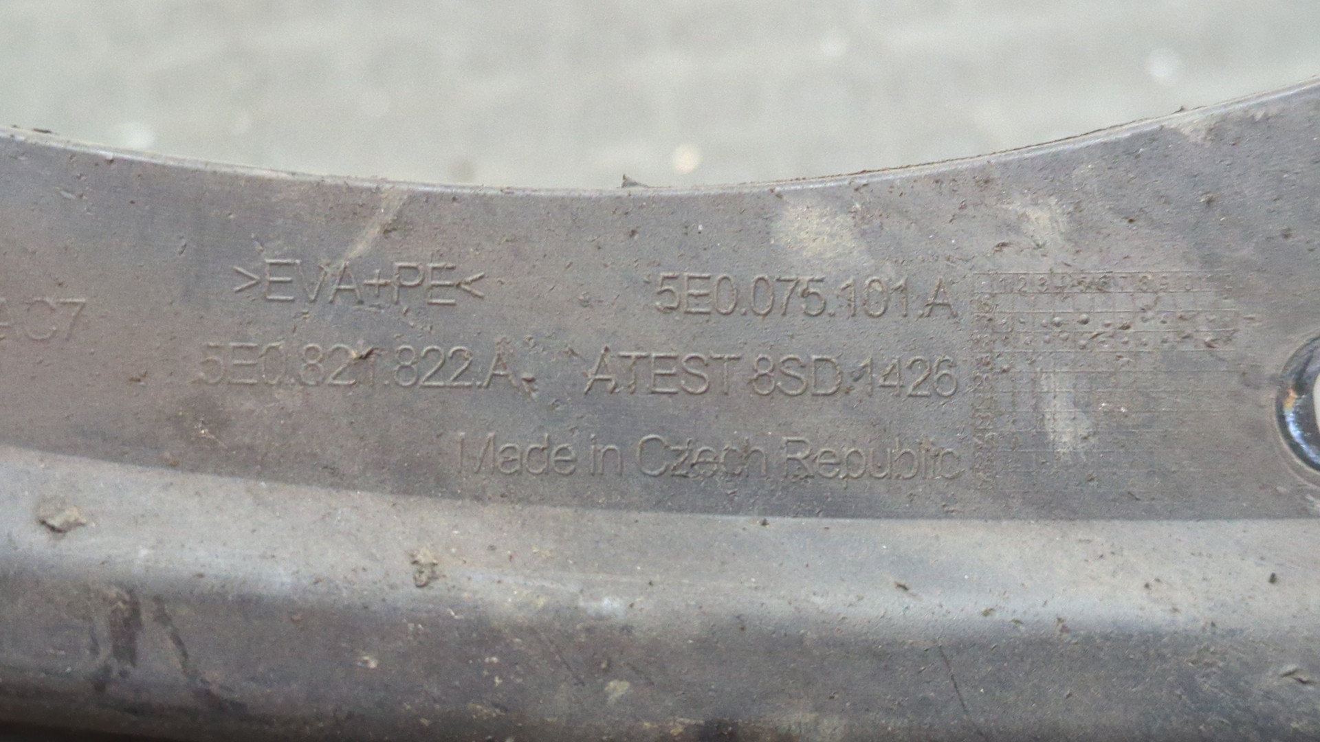 Брызговик задний правый