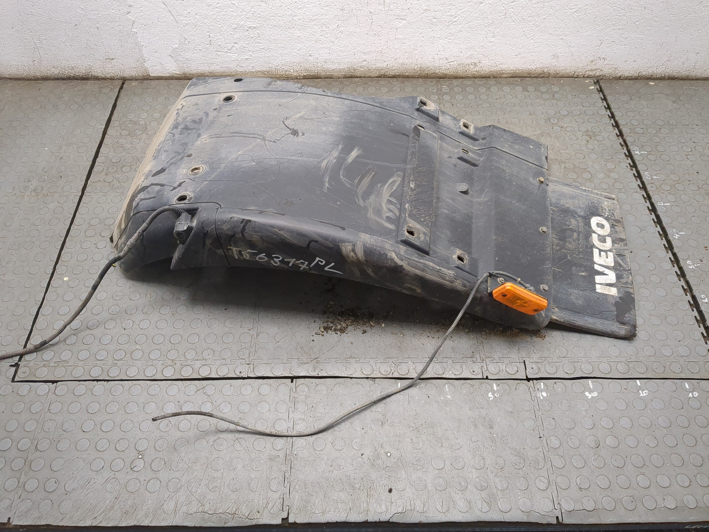 Крыло переднее левое