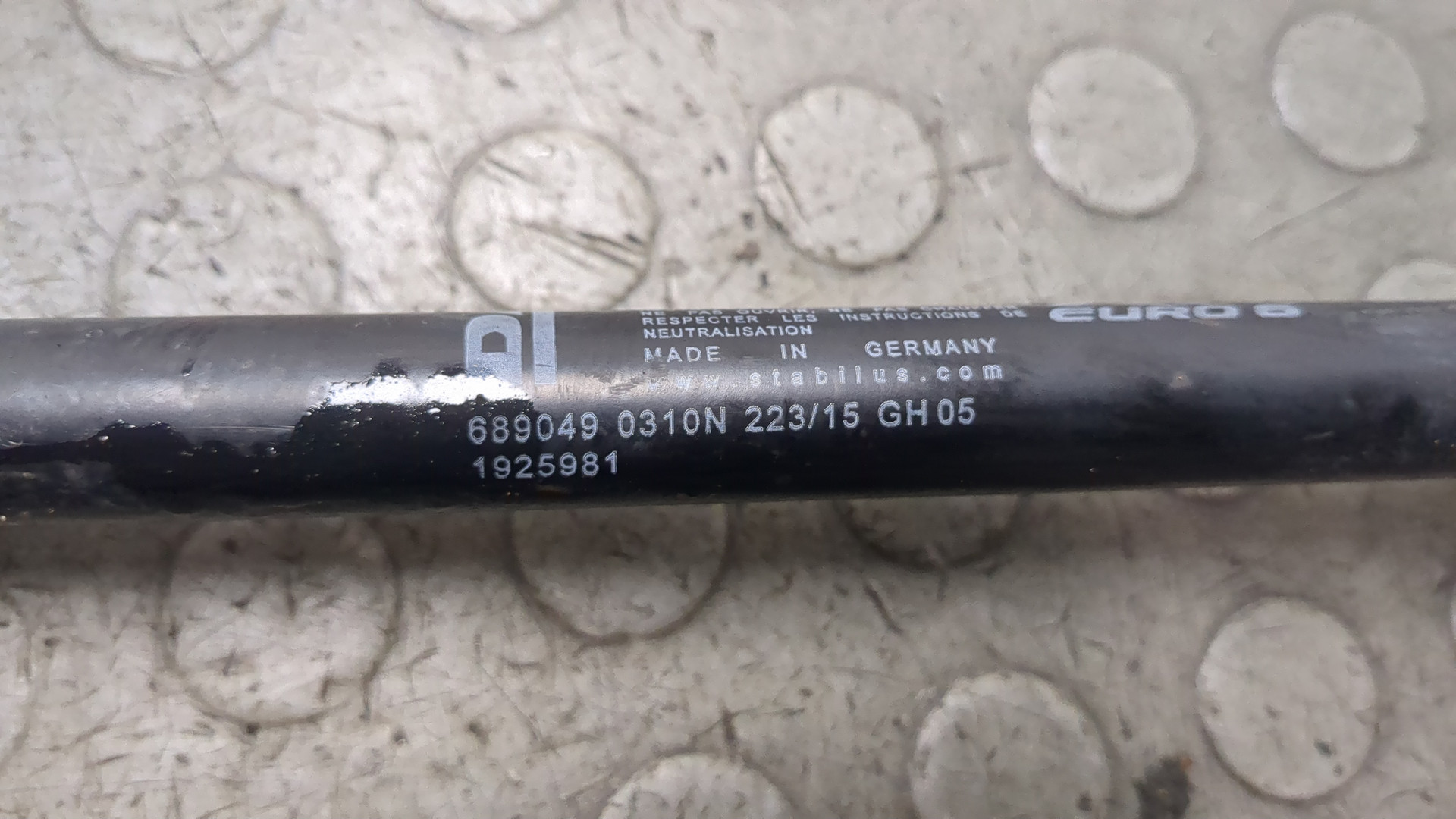 Амортизатор капота