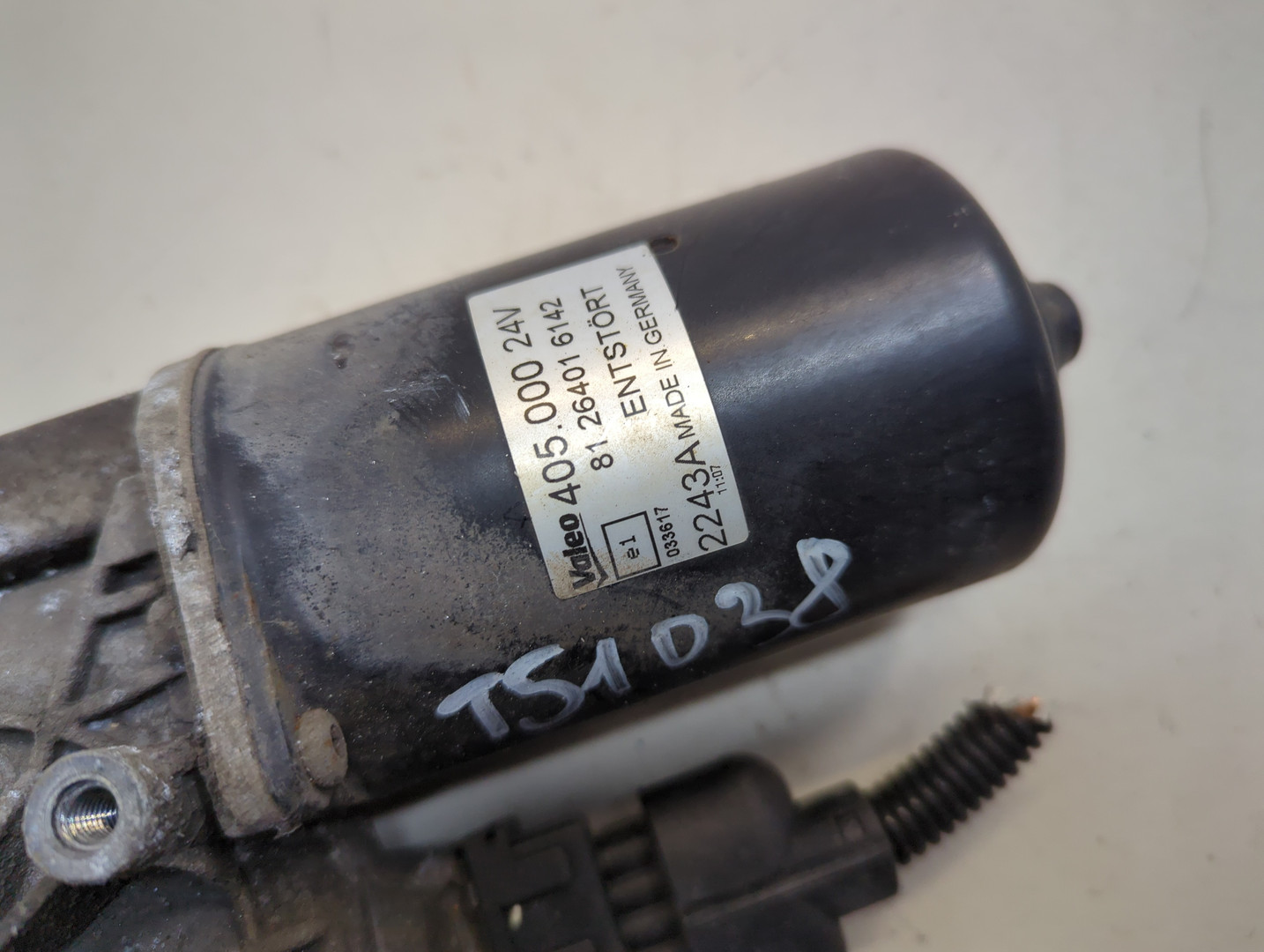 Моторчик стеклоочистителя передний