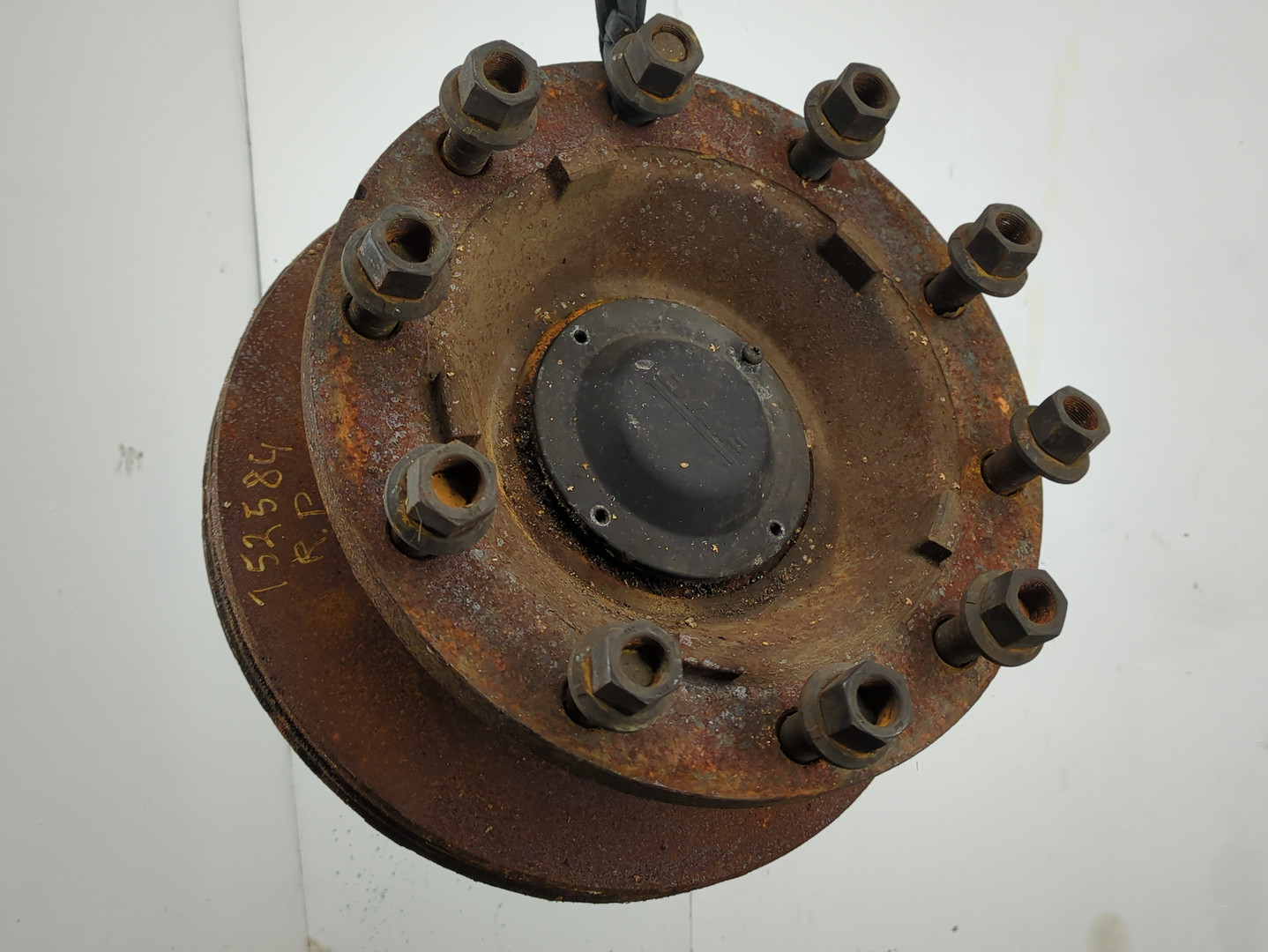 Кулак поворотный передний левый