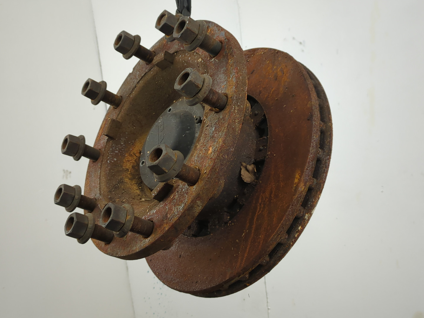 Кулак поворотный передний левый