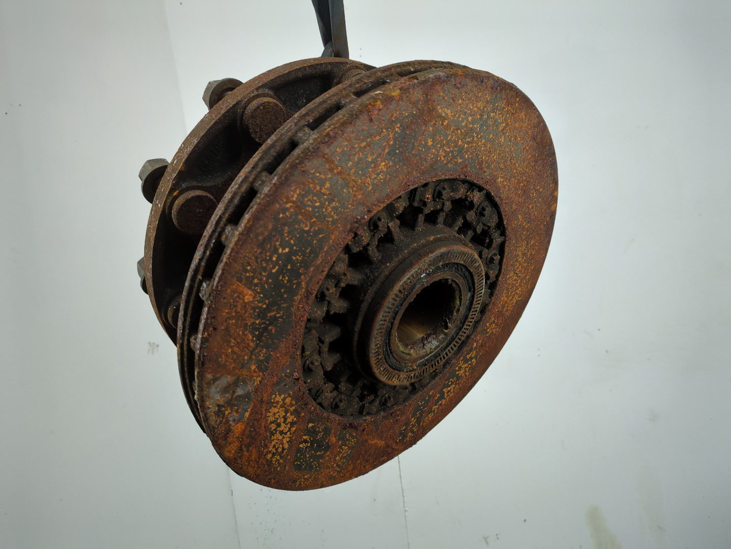 Кулак поворотный передний левый