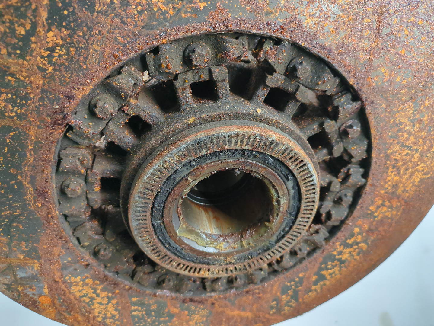 Кулак поворотный передний левый