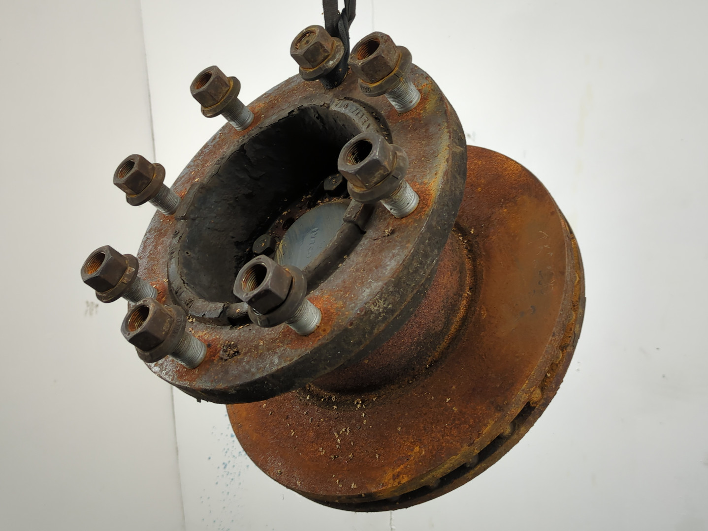 Кулак поворотный передний левый