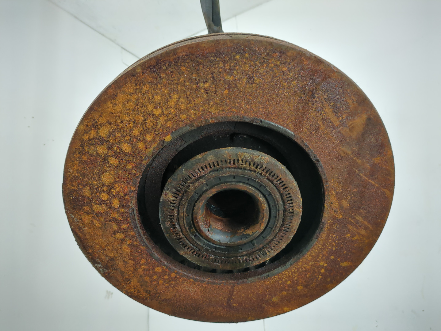 Кулак поворотный передний левый