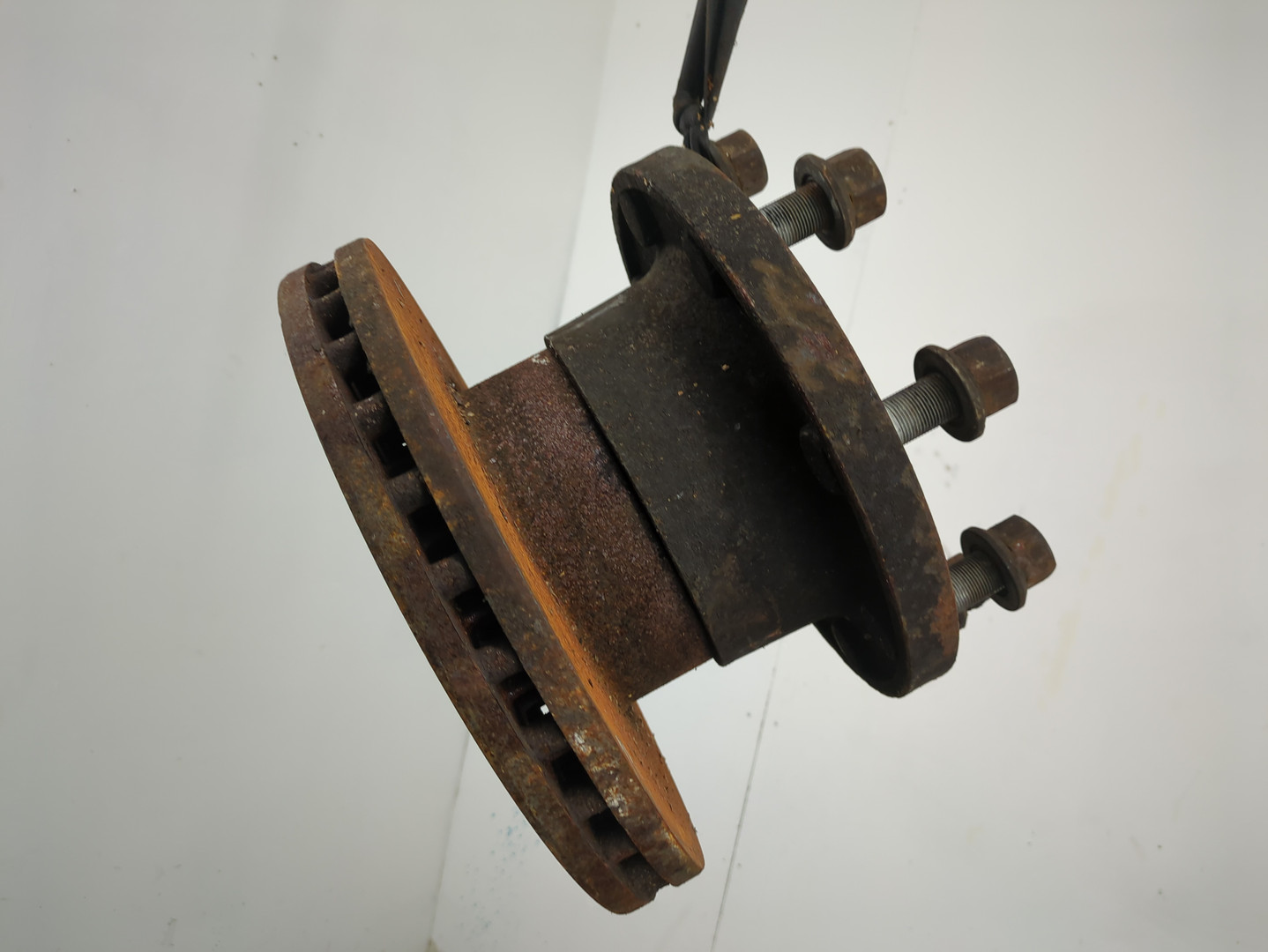 Кулак поворотный передний левый