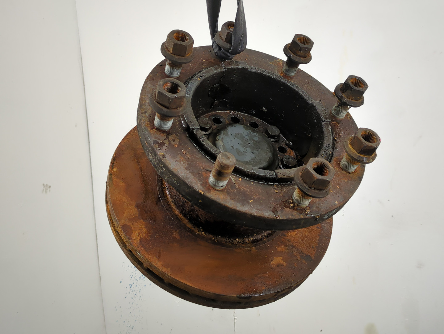 Кулак поворотный передний правый