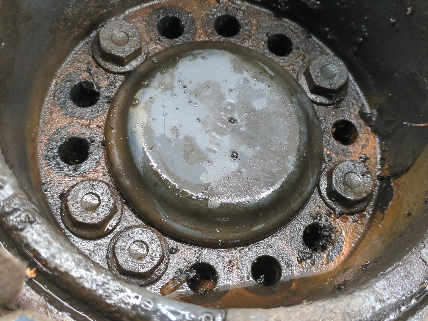 Кулак поворотный передний правый