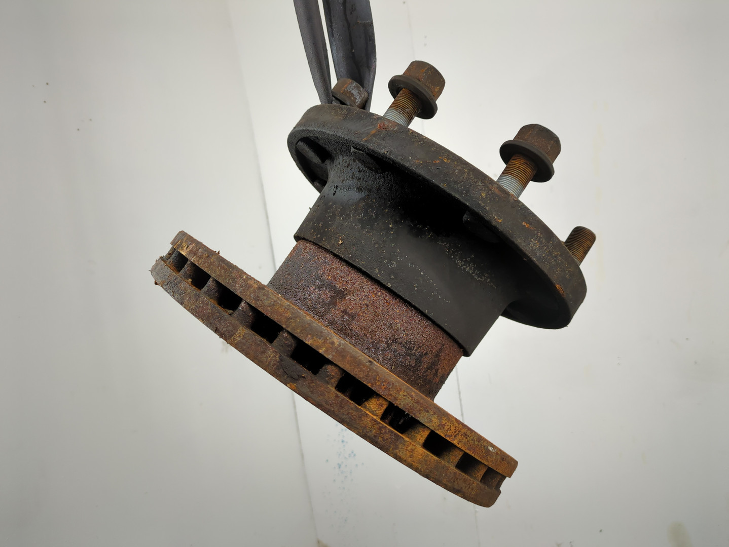 Кулак поворотный передний правый