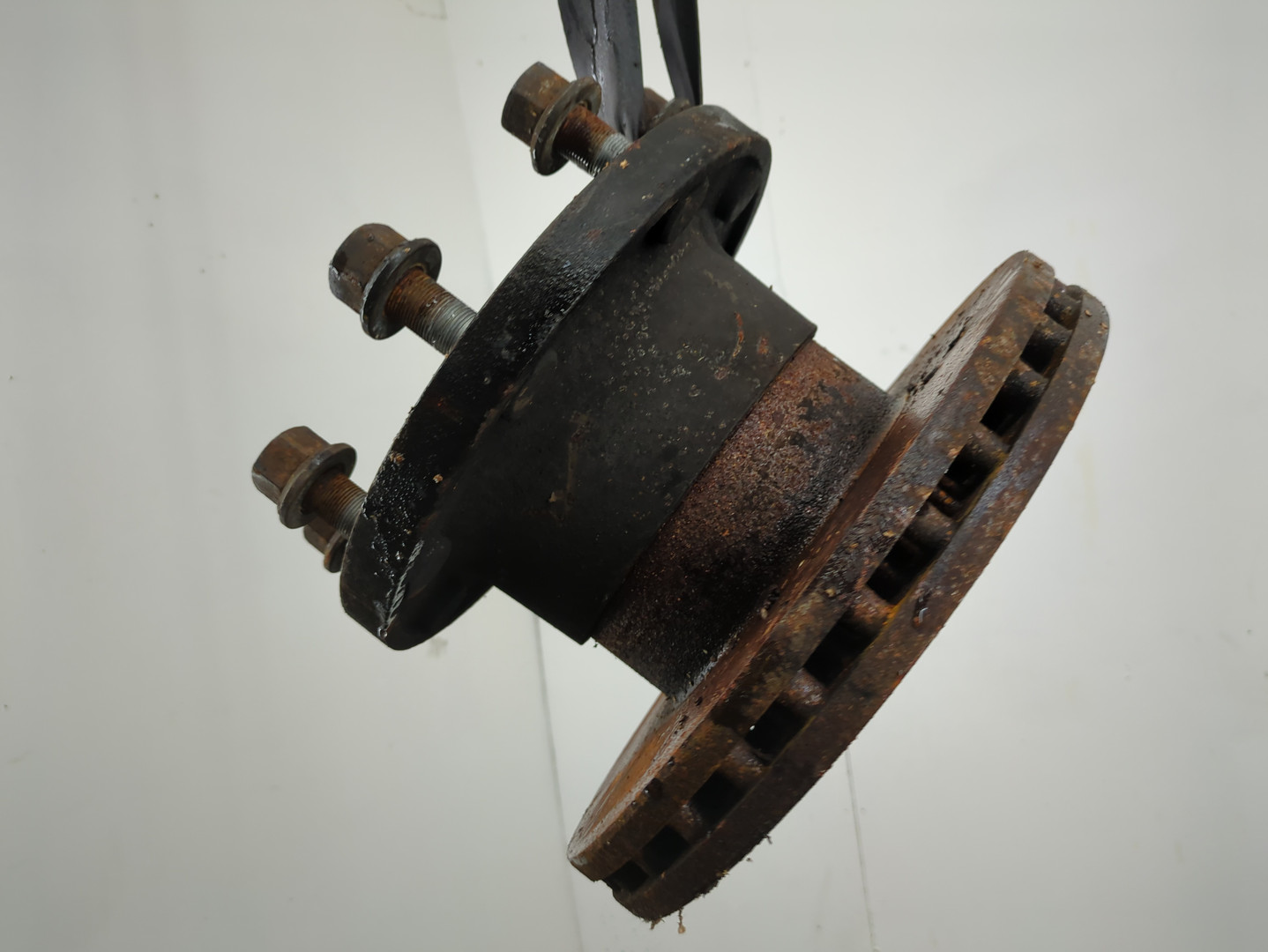 Кулак поворотный передний правый