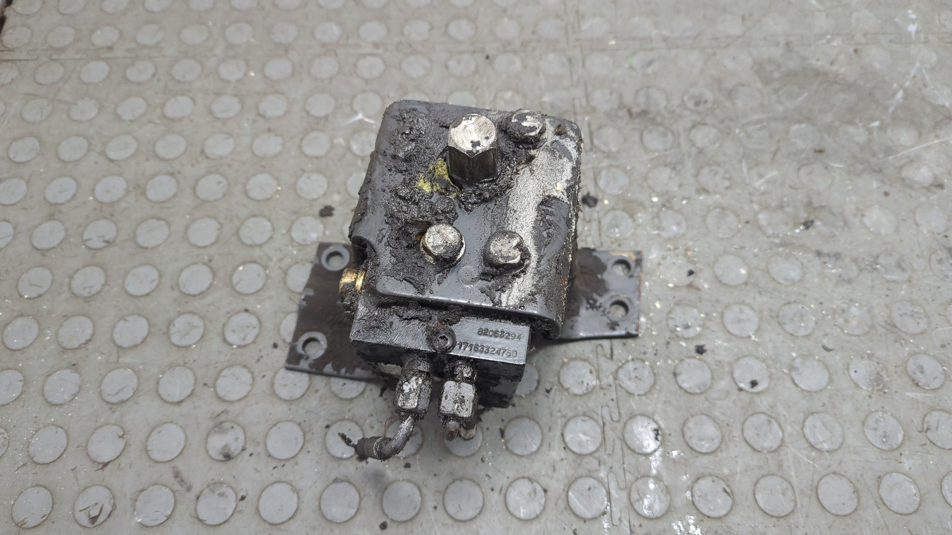 Насос подъема кабины