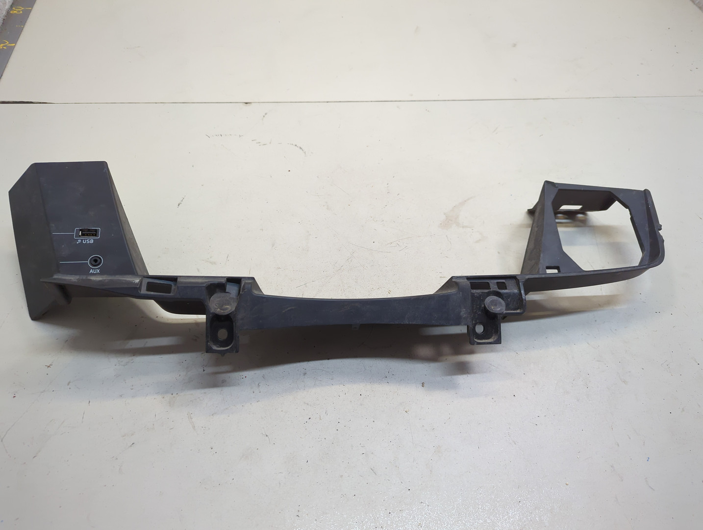 Гнездо AUX / USB IN