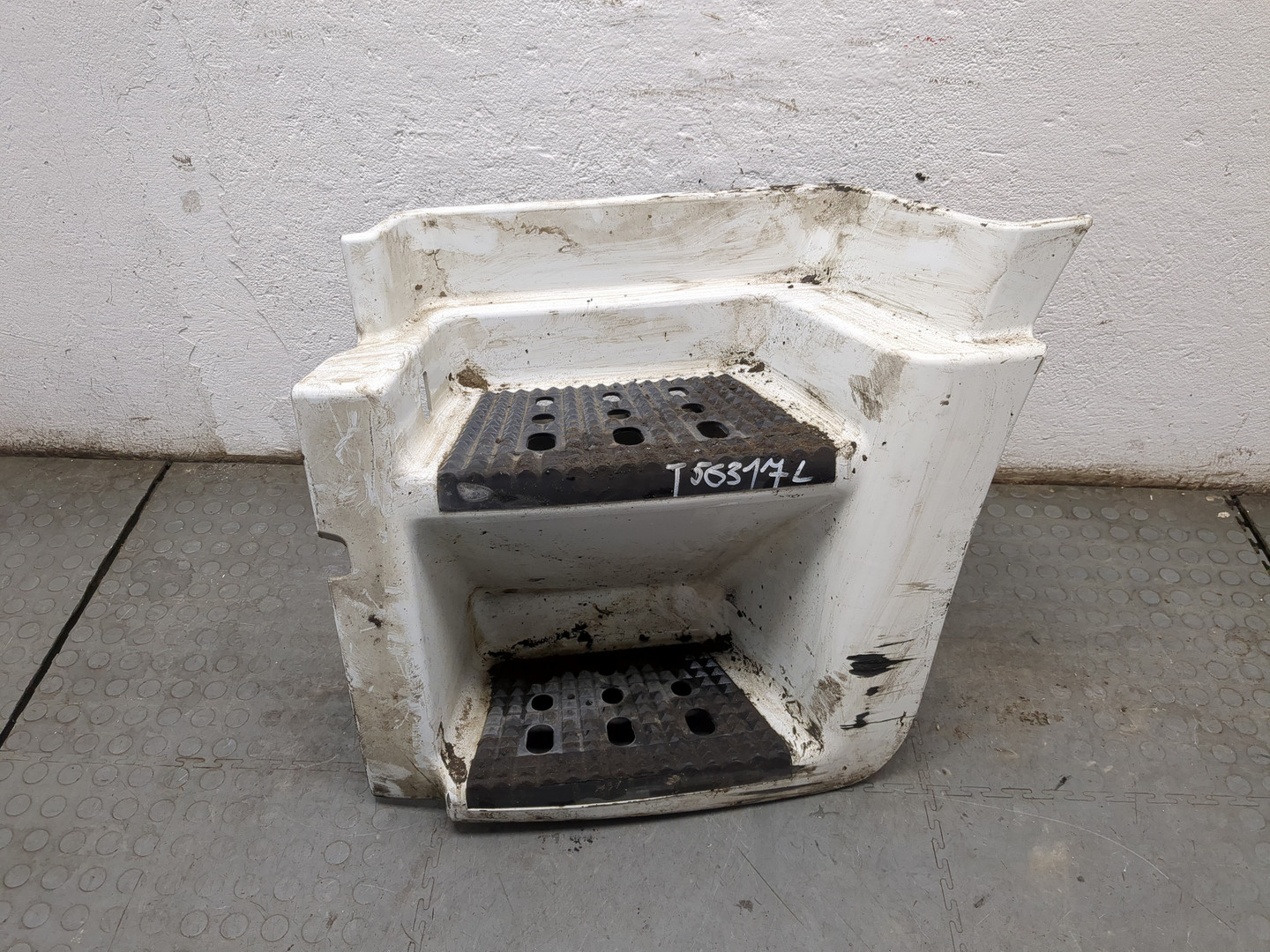 Подножка левая