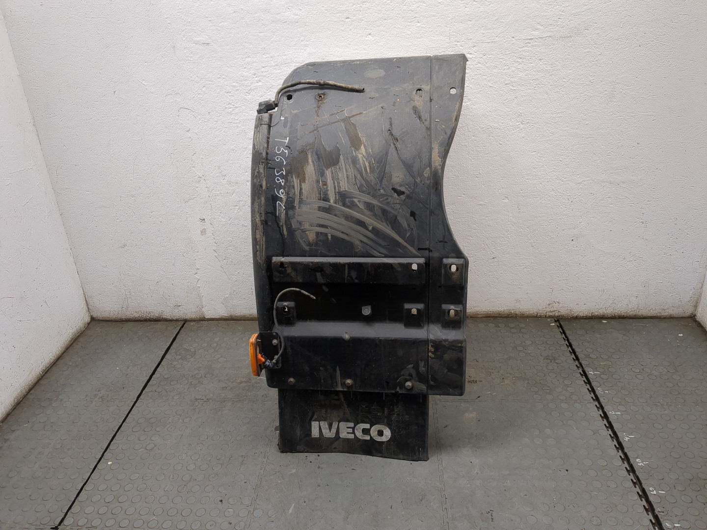 Крыло переднее левое