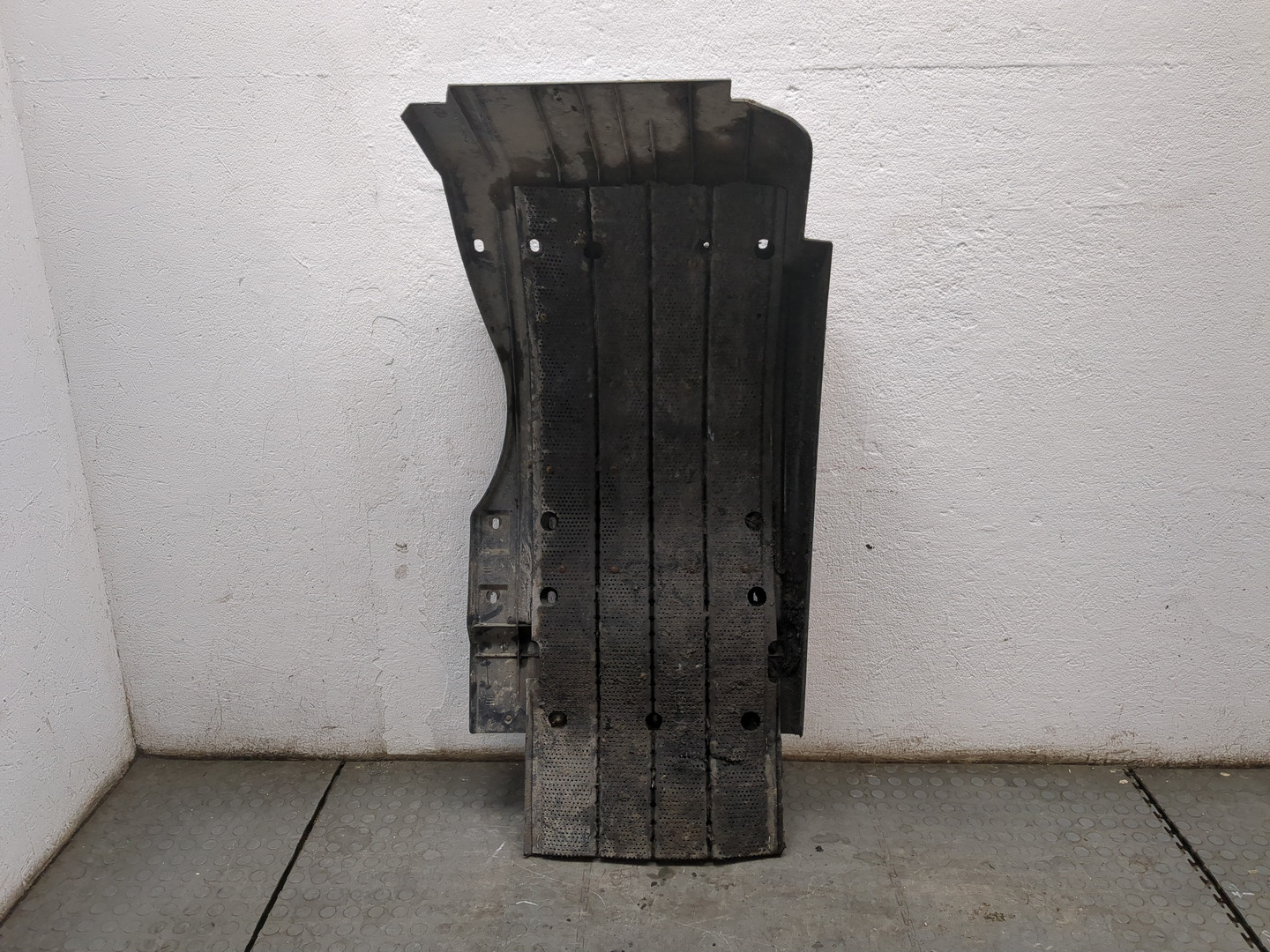 Крыло переднее левое