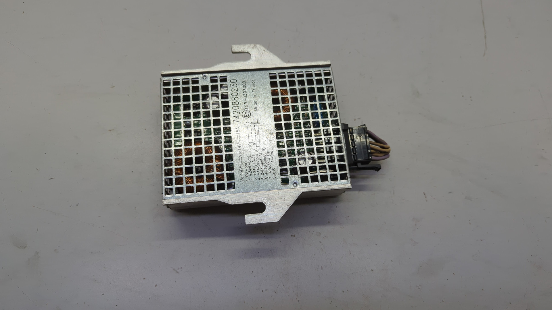 Преобразователь напряжения (адаптер)