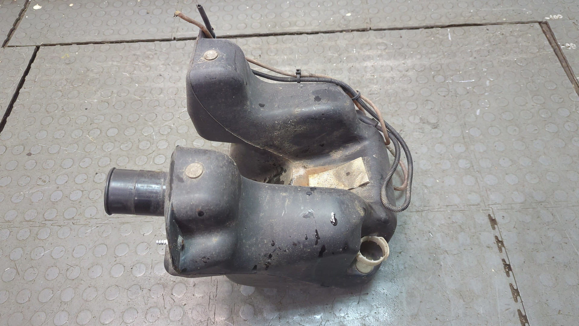 Бачок омывателя лобового стекла