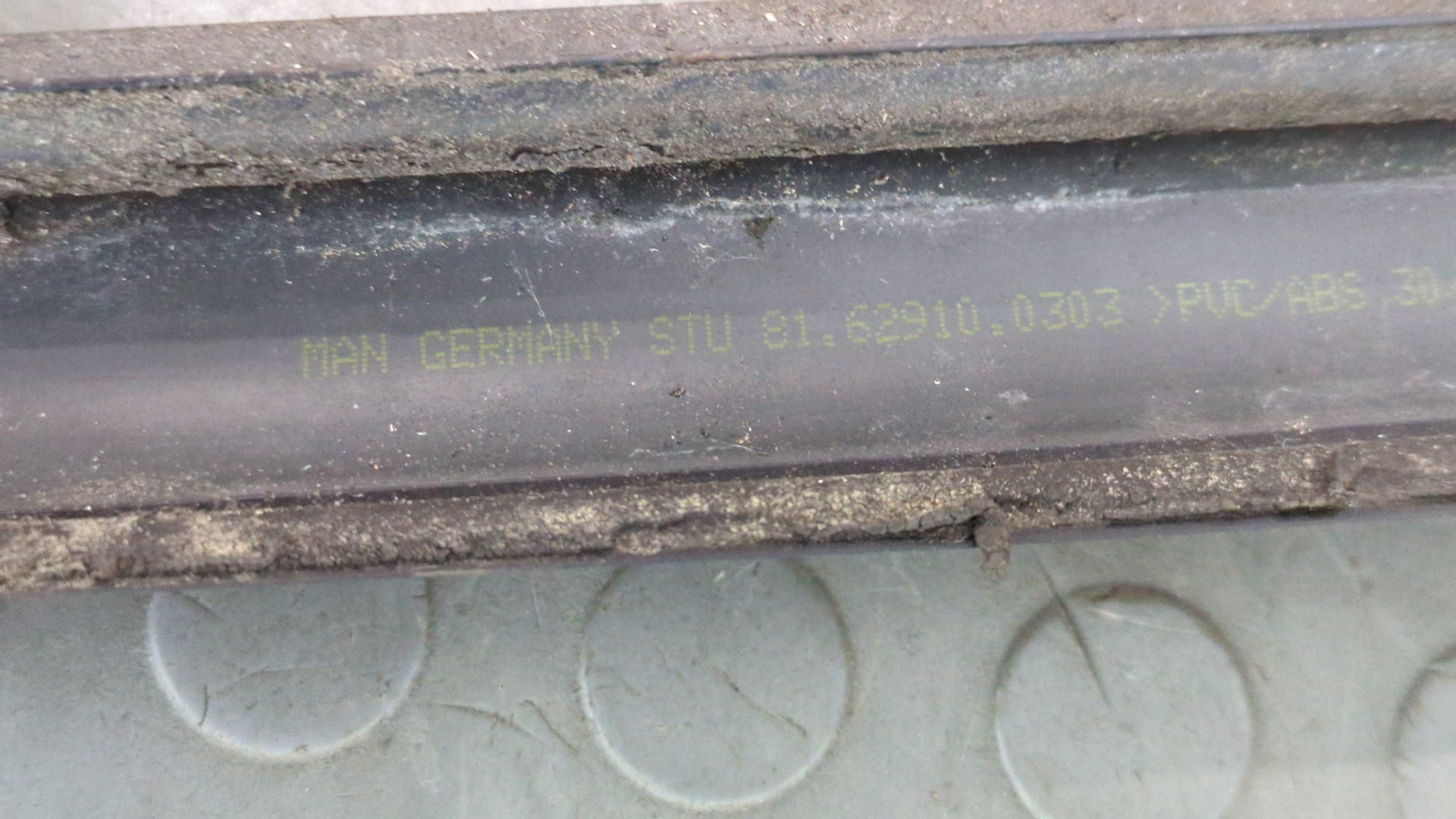 Молдинг лобового стекла