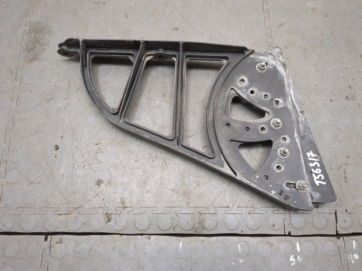 Кронштейн спойлера кабины