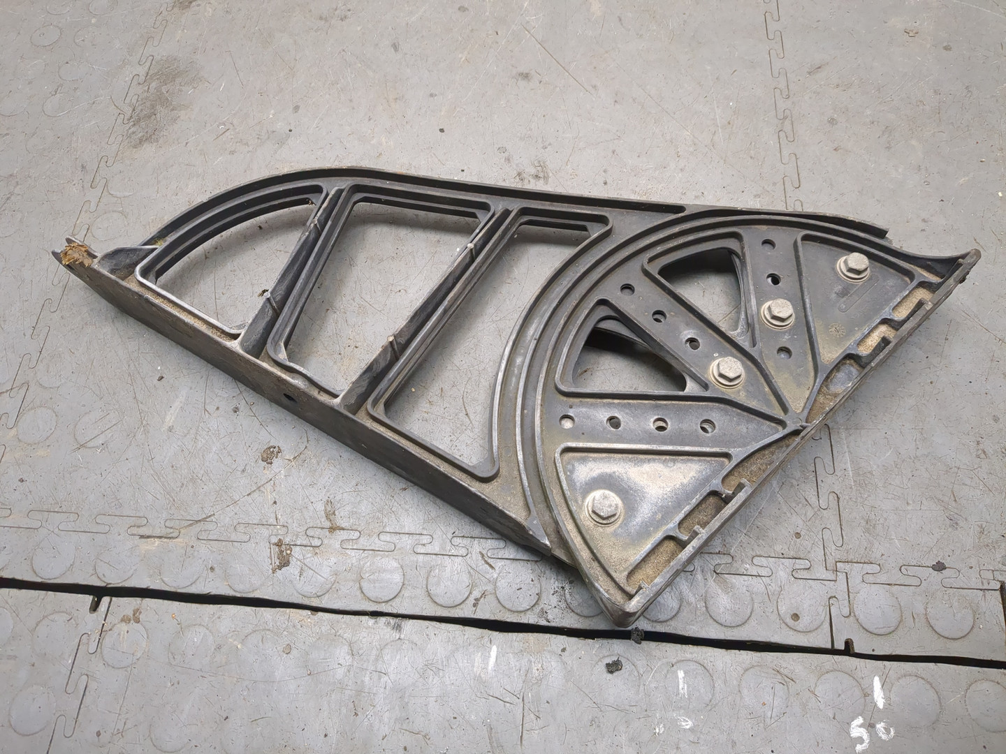 Кронштейн спойлера кабины