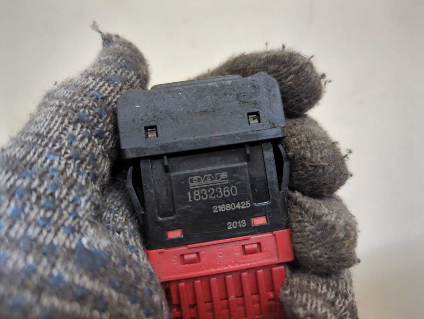 Кнопка корректора фар