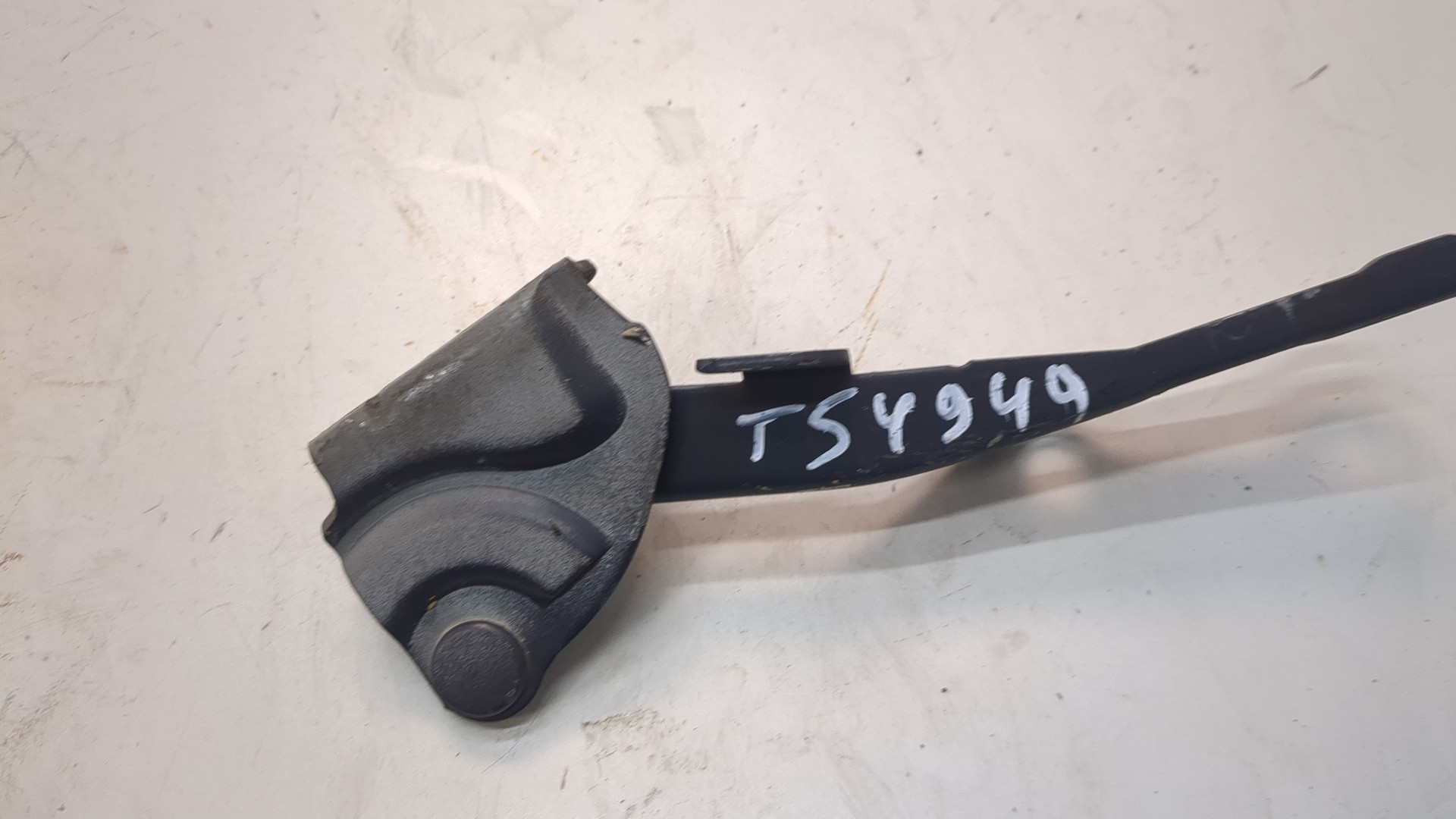 Петля капота левая