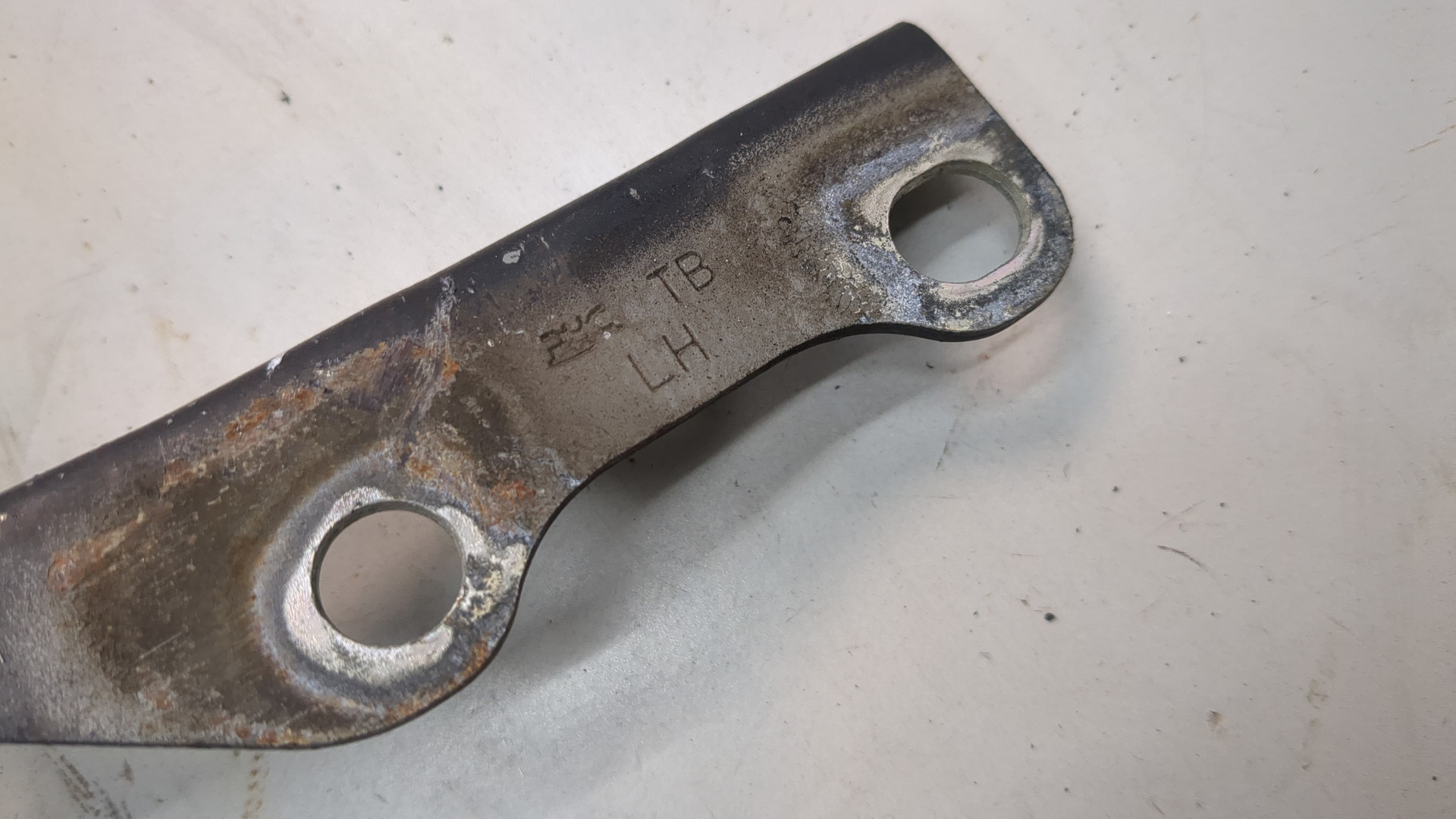 Петля капота левая