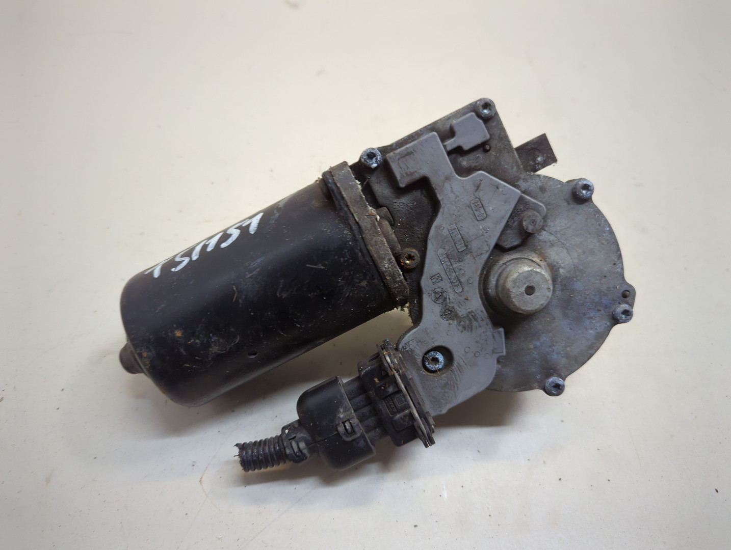 Моторчик стеклоочистителя передний