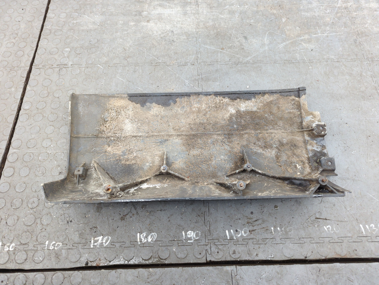 Крыло переднее правое