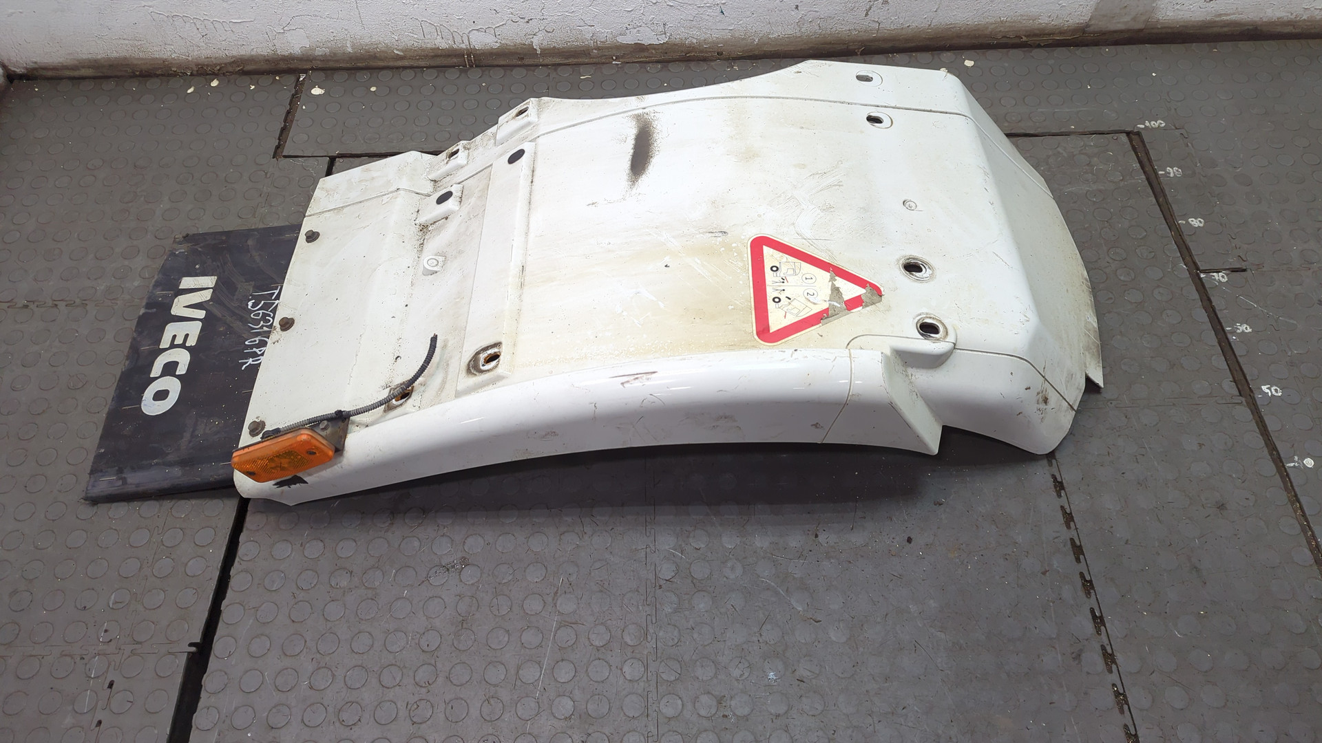 Крыло переднее правое