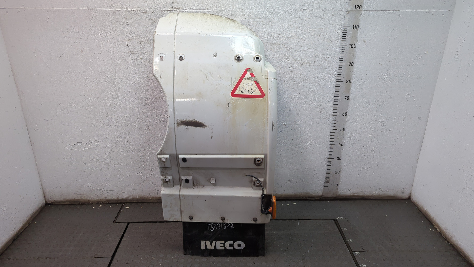 Крыло переднее правое