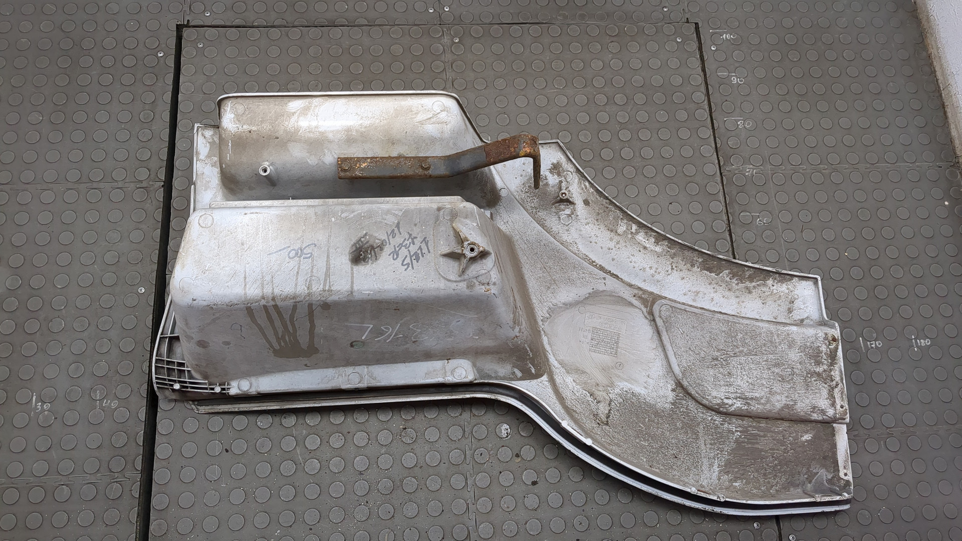 Подножка левая