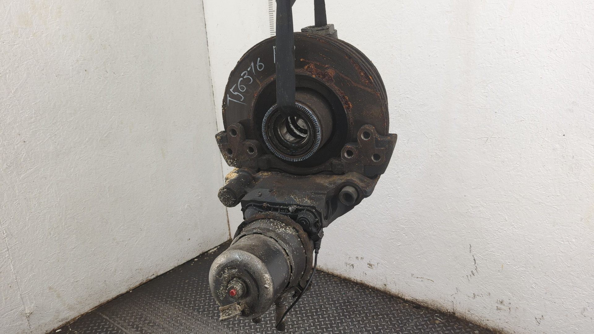 Кулак поворотный передний правый