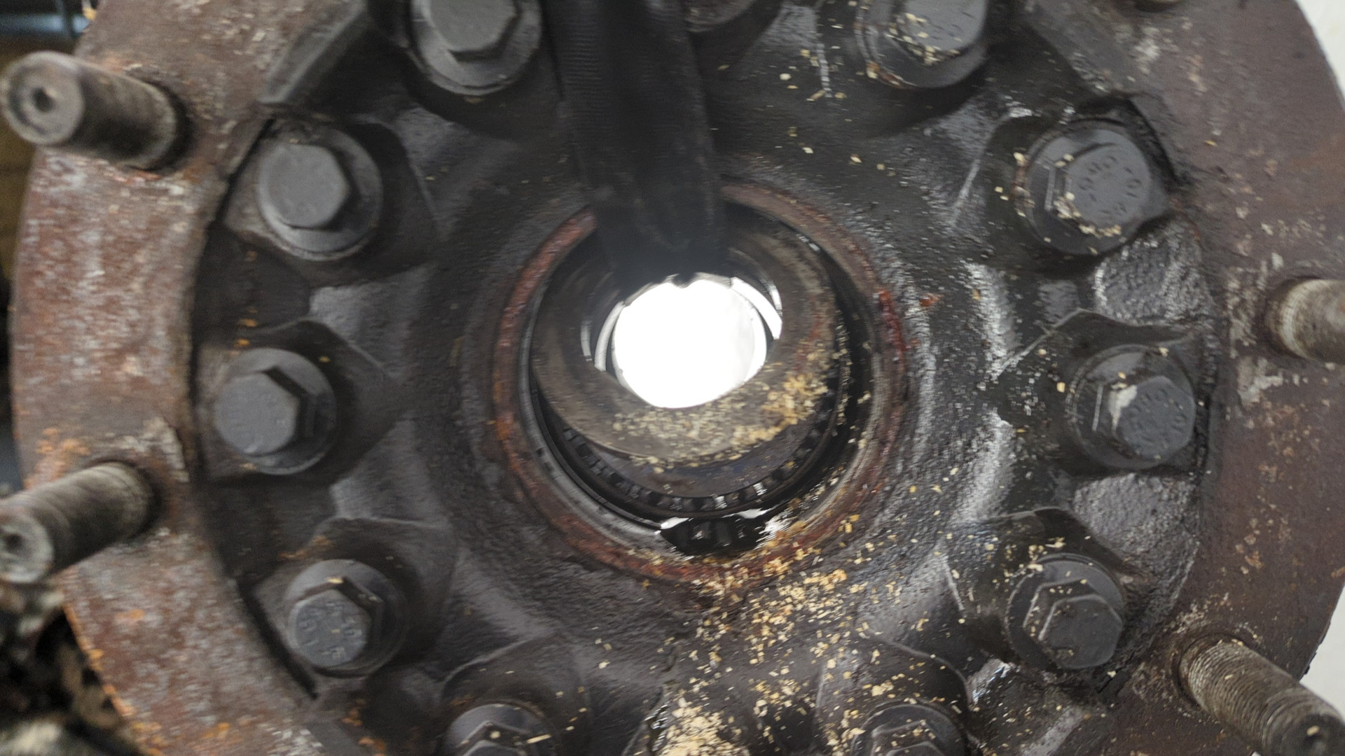 Кулак поворотный передний правый