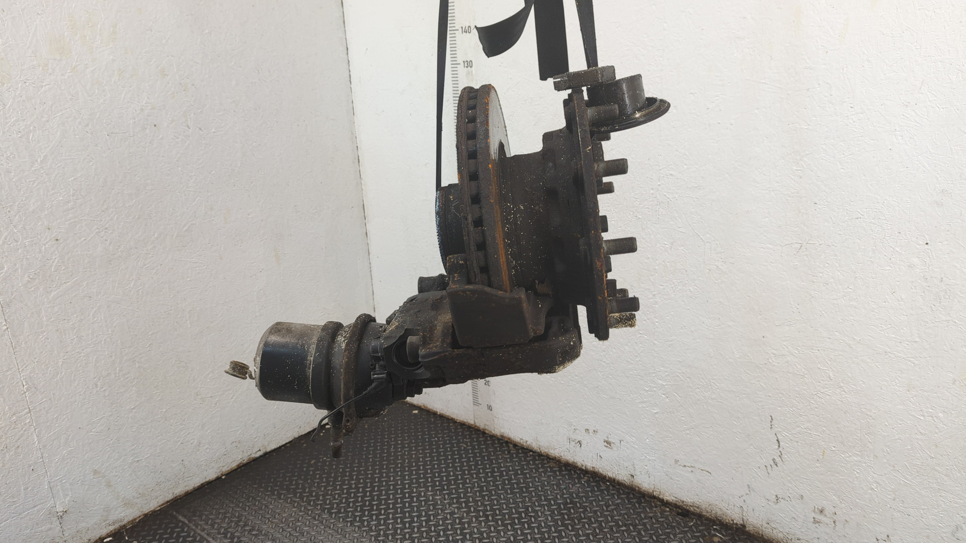 Кулак поворотный передний правый